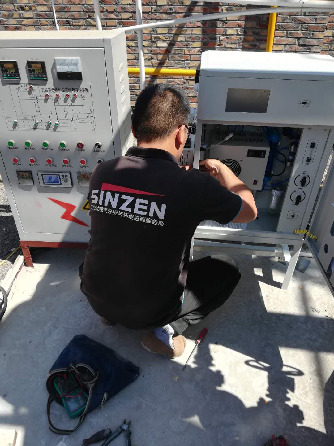 從事研發(fā)多年的老師，正在向大家展示預處理設備的安裝